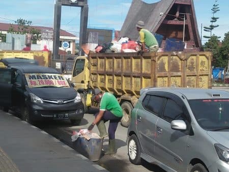 dinas_lingkungan_hidup_toba_imbau_warga_buang_sampah_pada_tempatnya