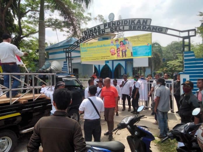dinas_pendidikan_deli_serdang_didemo_minta_pungli_dihapus