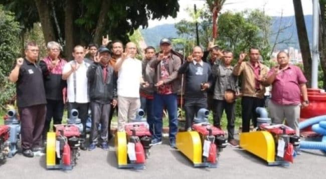dinas_pertanian_taput_serahkan_bantuan_alsintan_kepada_poktan
