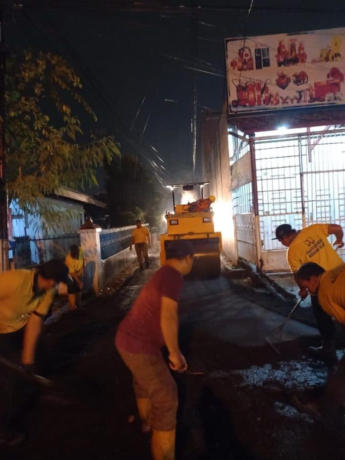 dinas_pu_lakukan_pengaspalan_di_medan_timur