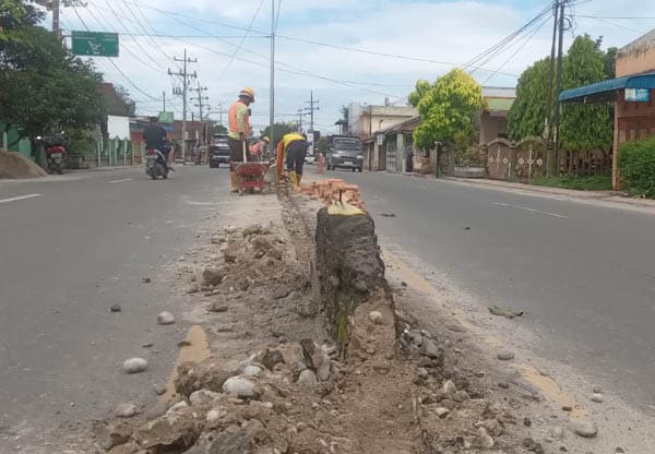 dinas_pupr_sumut_rehab_median_jalan_imam_bonjol_tebing_tinggi