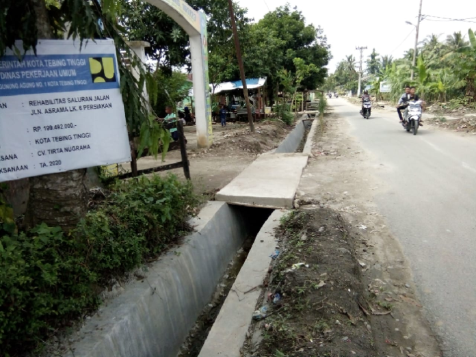 dinas_pupr_tebing_tinggi_rehab_drainase_di_jalan_asrama