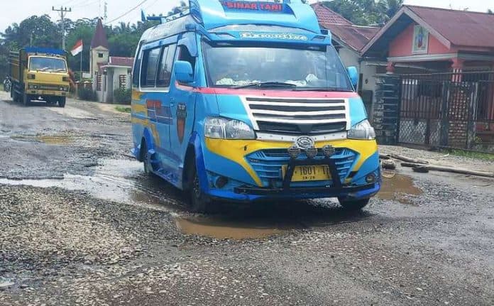 dinas_putr_simalungun_tak_miliki_data_kerusakan_jalan_provinsi_dipertanyakan_usulan_perbaikannya