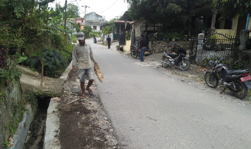 dinas_putr_toba_optimalkan_perawatan_jalur_alternatif_di_balige_jelang_lebaran