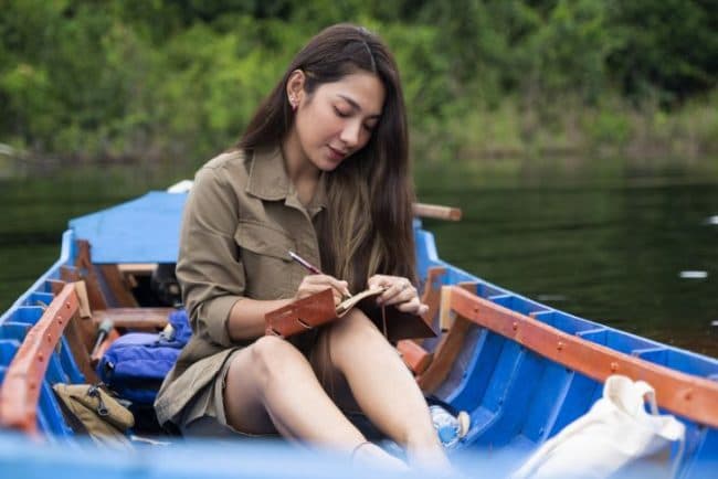 dinda_kirana_jelajahi_hutan_lewat_segala_dalam_diam