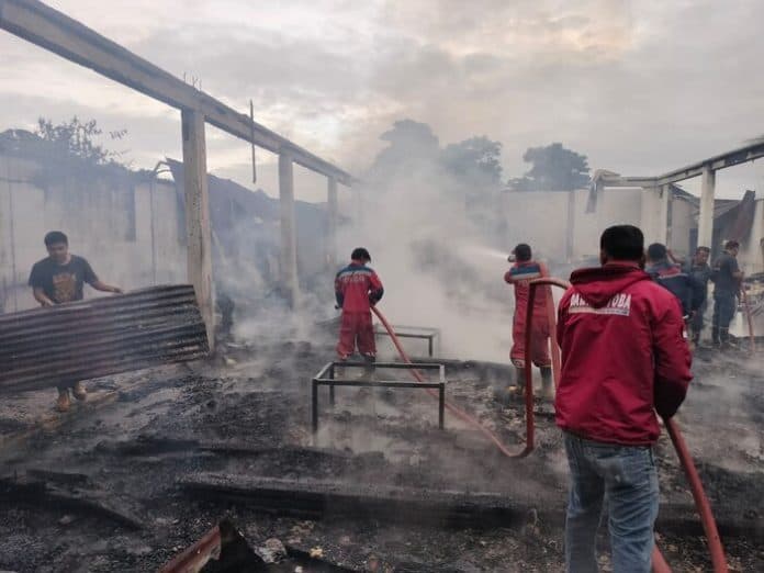 dini_hari_cafe_happy_laguboti_habis_terbakar