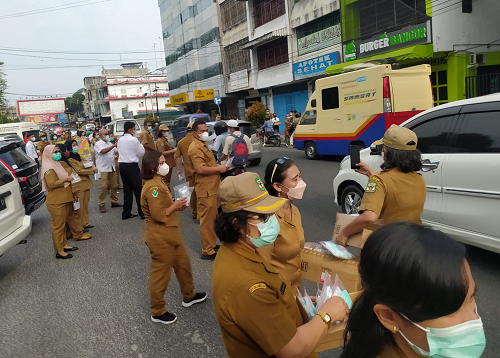 dinkes_siantar_bagikan_400_paket_masker_dan_hand_sanitizer_ke_pengguna_jalan