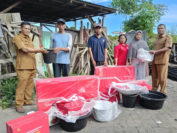 dinsos_bpbd_karo_serahkan_bantuan_bagi_korban_kebakaran_di_kabanjahe
