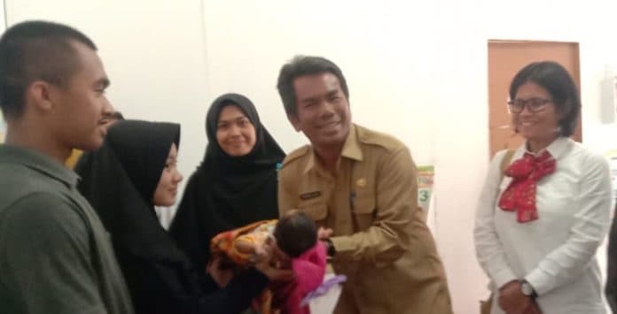 dinsos_serahkan_bayi_yang_dibuang_di_simarito_siantar_ke_orang_tua_pelaku