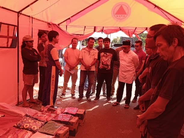 dinsos_siantar_sampaikan_bantuan_sandang_pangan_kepada_korban_kebakaran