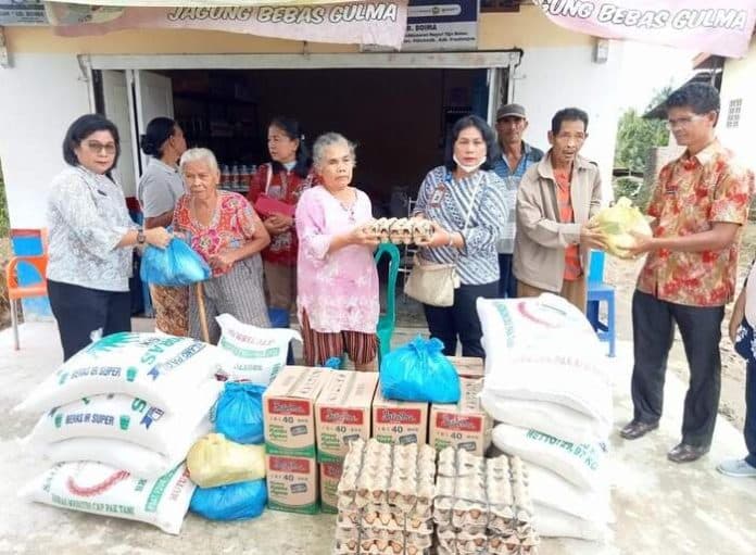 dinsos_simalungun_bantu_warga_terdampak_banjir_di_tigabolon_dan_manik_hataran