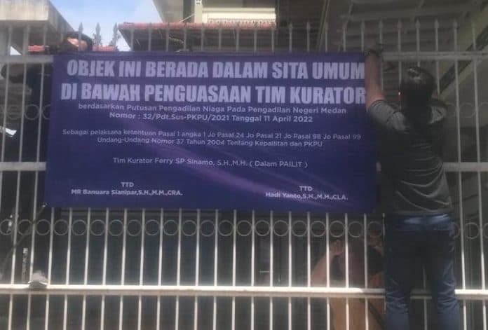 dinyatakan_pailit_rumah_anggota_dprd_siantar_ferry_sinamo_dipasangi_spanduk_tim_kurator