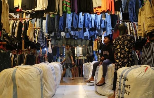 dipengaruhi_harga_barang_impor_yang_murah_pedagang_lokal_kesulitan_jual_produk