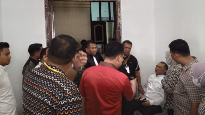 diperiksa_sebagai_saksi_kasus_suap_rp49_miliar_bupati_labuhanbatu_nonaktif_mendadak_sesak_napas