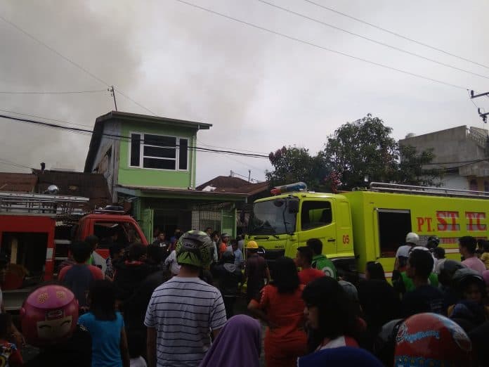 diperkirakan_belasan_rumah_terbakar_di_jalan_tanah_jawa