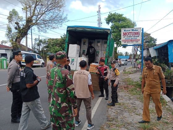 dipersenjatai_laras_panjang_polisi_kawal_pendistribusian_logistik_pemilu_di_siantar