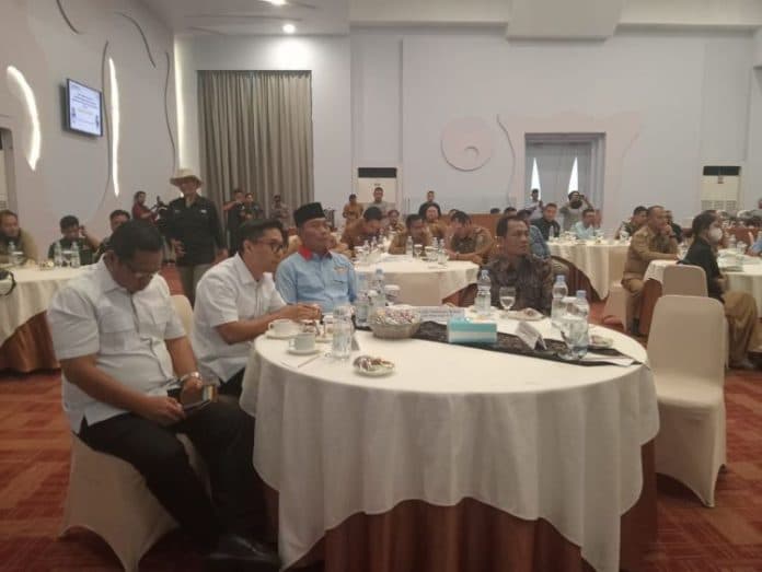 dipertemukan_bawaslu_3_paslon_pilkada_deli_serdang_duduk_semeja