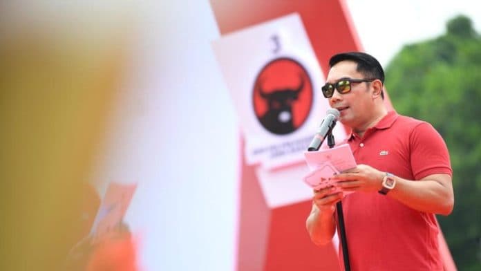 dirayu_lewat_pantun_dampingi_ganjar_ridwan_kamil_saya_taat_fatsun_golkar