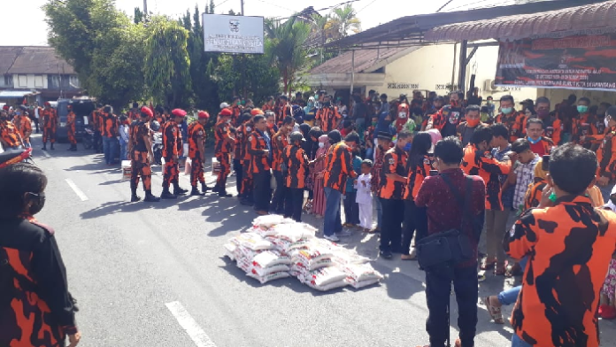 dirgahayu_ke_61_pp_siantar_bagikan_300_paket_sembako_kepada_anak_yatim