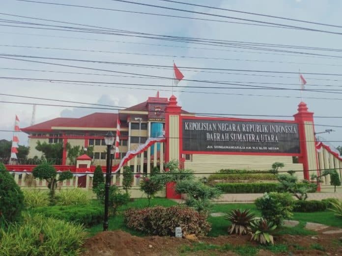 dirlantas_polda_sumut_ajak_pengendara_pasang_atribut_bendera_merah_putih
