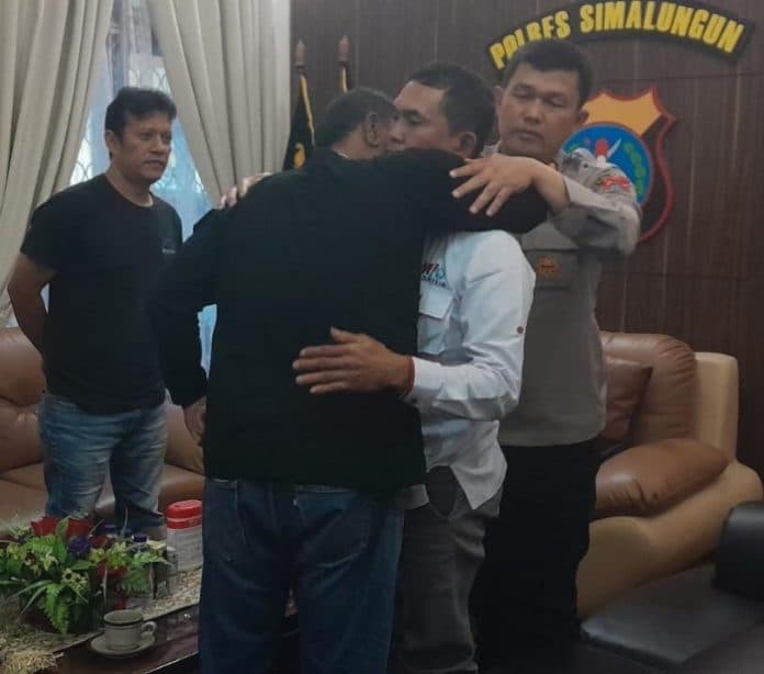 disaksikan_satu_marga_kasus_penganiayaan_wartawan_di_parapat_berakhir_damai