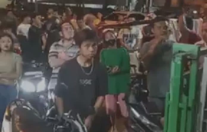 disangka_geng_motor_seorang_pria_dikejar_warga_hingga_ke_dalam_mesjid