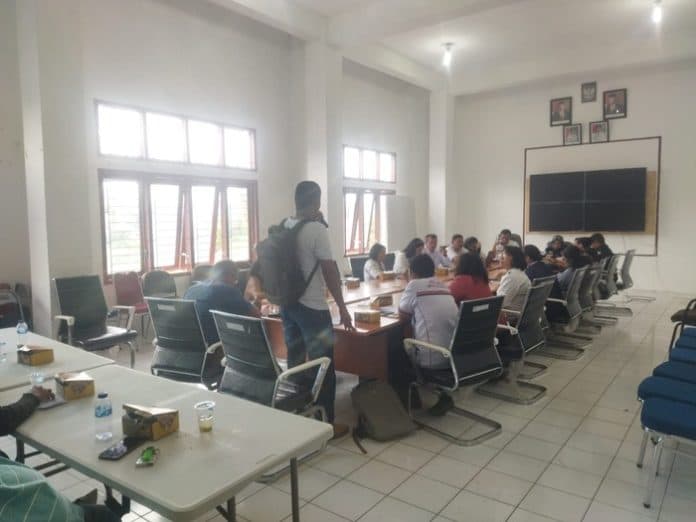 disbudpar_sosialisasikan_tempat_tribun_penonton_f1h2o_dan_umkm_kepada_warga