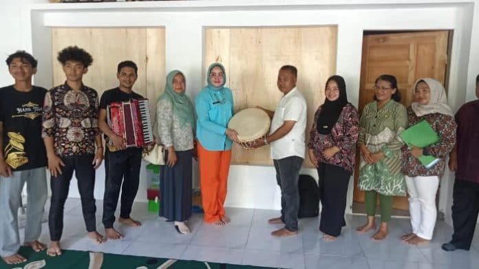 disbudporapar_deli_serdang_bagikan_gendang_melayu_kepada_sanggar_hang_tuah