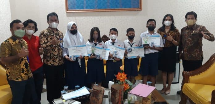 disdik_apresiasi_6_siswa_smp_swasta_surya_siantar_pemenang_olimpiade_emj