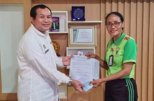disdukcapil_deli_serdang_serahkan_ratusan_ktp_kepada_12_smk