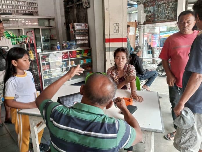 disenggol_angkot_seorang_guru_honorer_nyaris_pingsan_usai_terjatuh_dari_motor