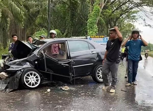 diserempet_di_jalinsum_rantauprapat_sedan_bk_1699_ak_tabrak_pohon_siswa_smp_tewas