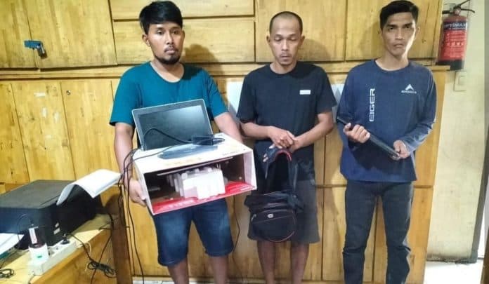 disergap_saat_konsumsi_sabu_tiga_pria_ini_juga_ketahuan_buat_stnk_palsu