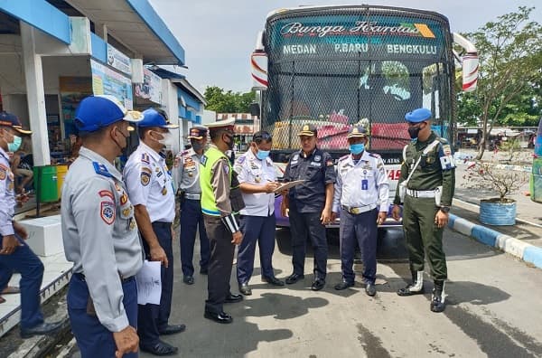 dishub_deli_serdang_sidak_angkutan_mudik_lebaran_suryadi_aritonang_sopir_jangan_ugal_ugalan_utamakan_keselamatan_penumpang