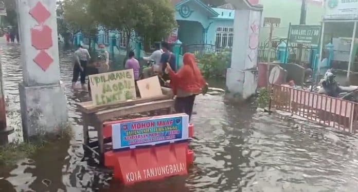 dishub_pasang_portal_di_persimpangan_banjir_di_4_titik_kedalaman