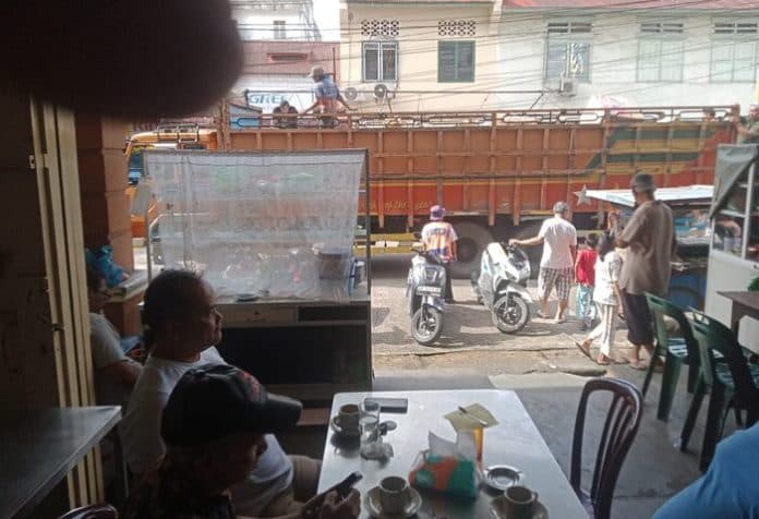 dishub_razia_truk_bongkar_muatan_pemilik_toko_di_sibolga_keberatan
