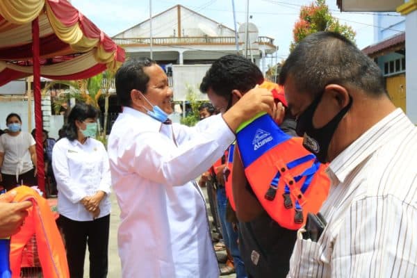 dishub_samosir_distribusikan_life_jacket_ke_120_pemilik_kapal