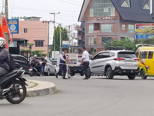 dishub_siantar_lakukan_rekayasa_lalu_lintas_dampak_jalan_berlubang_di_jalan_sibolga