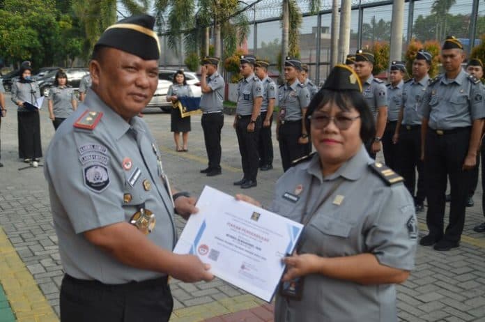 disiplin_dan_bertanggung_jawab_pegawai_lapas_medan_dapat_piagam