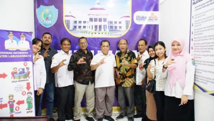 diskominfo_labuhanbatu_terima_kunjungan_evaluasi_dari_komisi_informasi_provsu