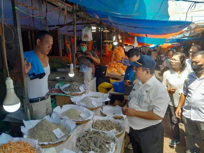 disperindag_siantar_sidak_ke_sejumlah_pasar_pastikan_makanan_yang_dijual_aman_konsumsi