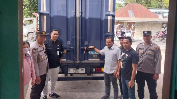 distribusi_kertas_surat_suara_pilkada_serentak_2024_ke_samosir_dikawal_polisi