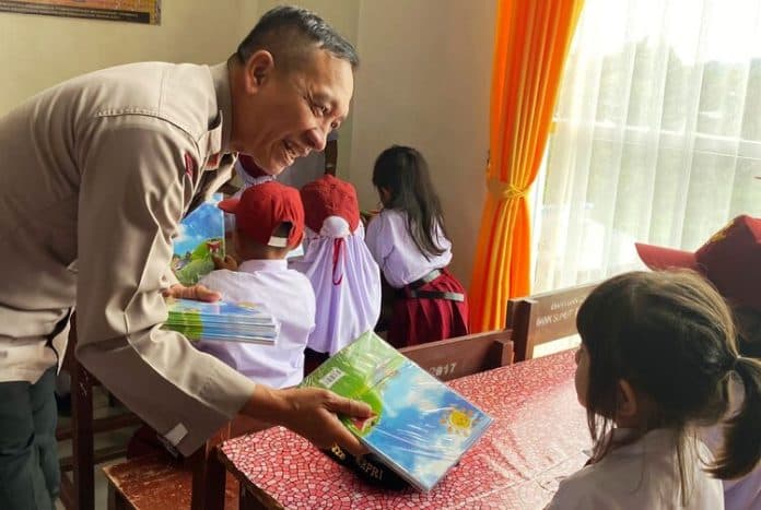 distribusikan_buku_wakapolres_simalungun_tingkatkan_literasi_anak_di_pelosok_nusantara
