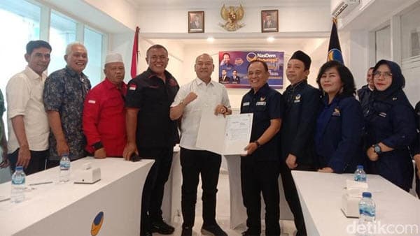 ditemani_pengurus_pdip_sumut_nikson_nababan_daftar_bacagub_ke_nasdem