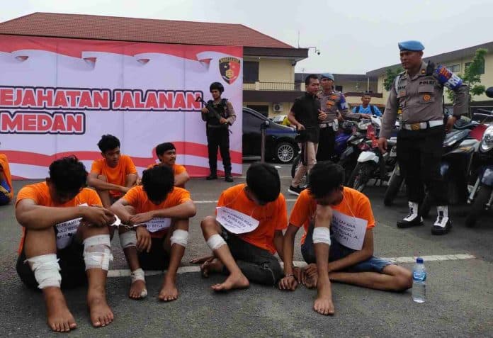ditembak_4_pelaku_begal_yang_tewaskan_mahasiswa_umsu_tertunduk_lesu_di_polrestabes_medan