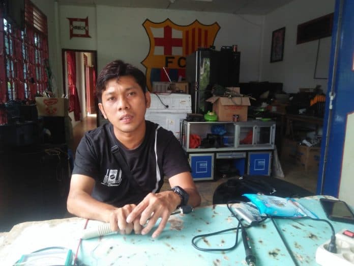 ditengah_pandemi_covid_19_jansen_siahaan_penyandang_disabilitas_tetap_kembangkan_usaha_service_elektronik