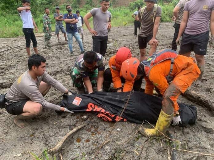 diterjang_banjir_bandang_di_samosir_jasad_wanita_berusia_60_tahun_ditemukan