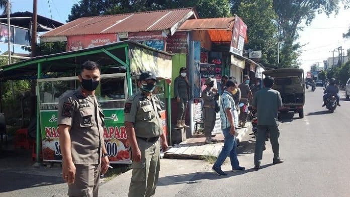 ditertibkan_satpol_pp_pkl_di_trotoar_jalan_kartini_kesal