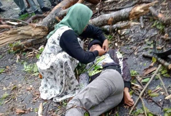 ditimpa_pohon_saat_hujan_deras_tangan_siswa_smkn_i_lubuk_pakam_patah