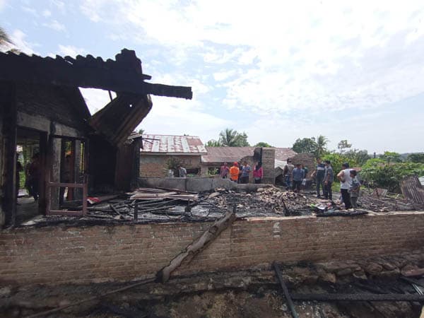 ditinggal_ke_ladang_rumah_pak_wanda_di_dolok_maraja_ludes_terbakar